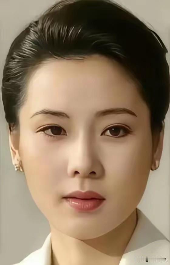 87版《红楼梦》，导演王扶林一眼就刷掉何赛飞，说她身上有股邪气。这导演的眼光，简