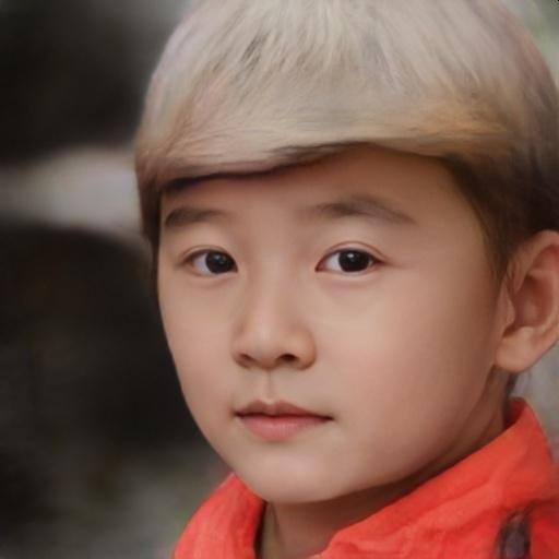 在济南长大，总爱翻翻小时候的照片。小时候没美颜滤镜，笑起来眼睛弯弯，一块糖就能开