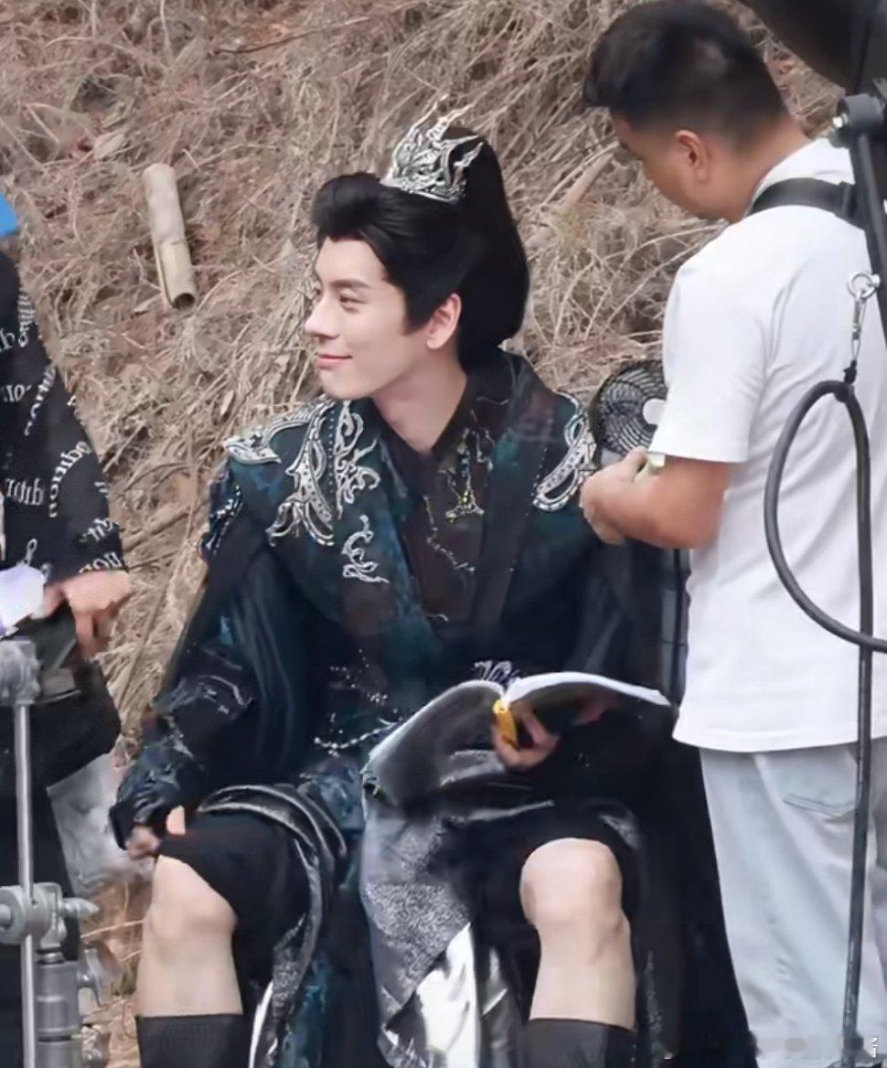 我还以为是错位图，结果大哥真的撸起了裤腿 ​​​