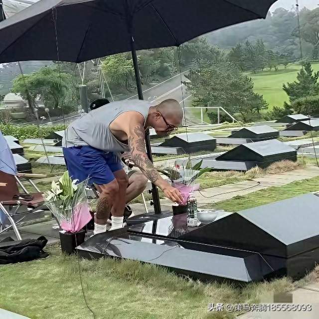 五十多岁具俊晔每日墓园陪伴亡妻，是深情还是执念？