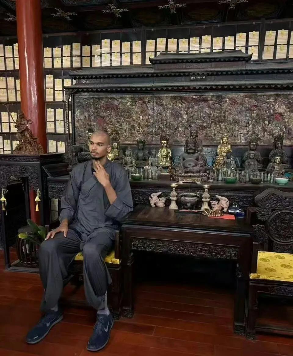原来文斑亚马来华是有目的的，近日，据媒体透露，马刺状元郎文斑亚马前往少林寺剃度，