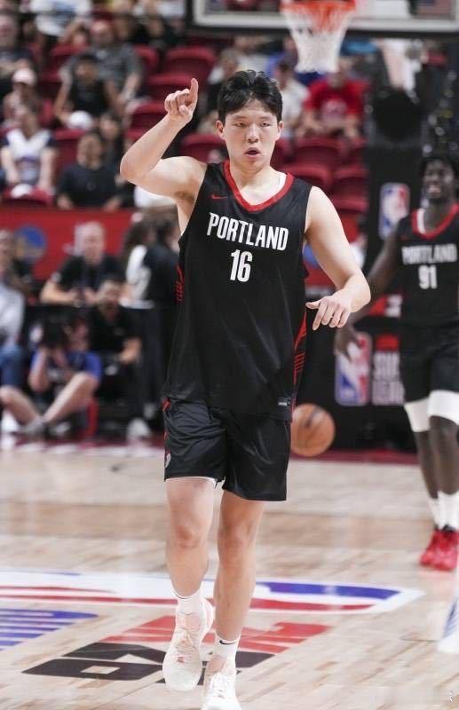 NBA动态字母哥交易传闻开拓者梭哈字母哥的消息引爆联盟！记者列出的潜在筹码中，杨