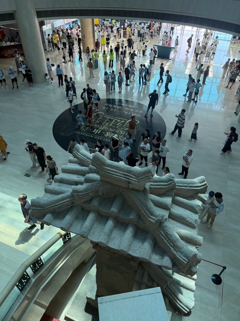 今天继续重庆红色教育研学之旅～三峡博物馆。我以为博物馆会比较清静。一到门口，人山