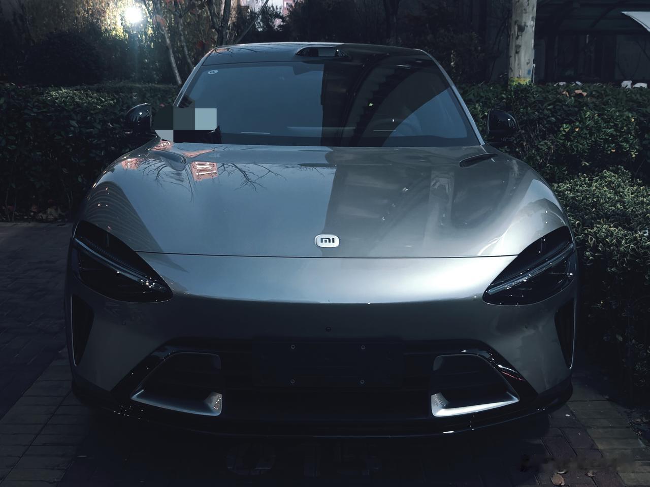 小区里面第一辆小米YU7，外观确实是抢眼！
外观来看，除了线条更加具有流线型之外