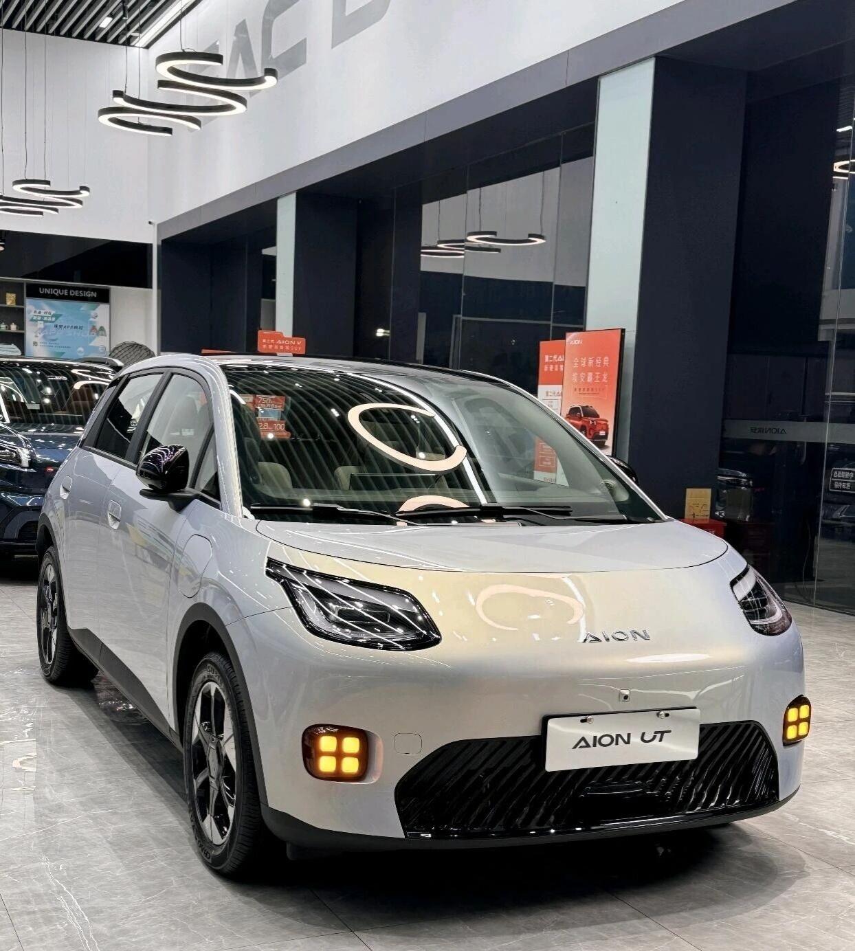 埃安UT是当之无愧的安全小车车有道是，安全就是最大的豪华。这不，最近火速出圈的埃