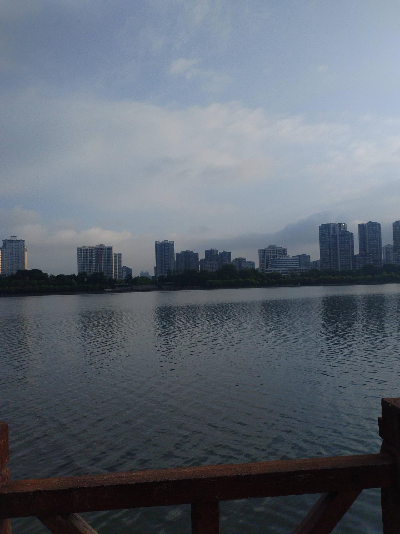 意境优美下联合集
  1. 万水送归舟解析：上联写千山连绵齐齐托举旭日东升的磅礴