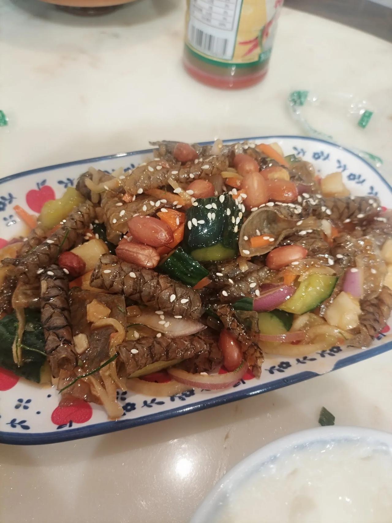 昨天老公去顺德跑了一场马拉松，在当地我们吃了一盘鱼皮，一小碗双皮奶，还有一碗煲仔