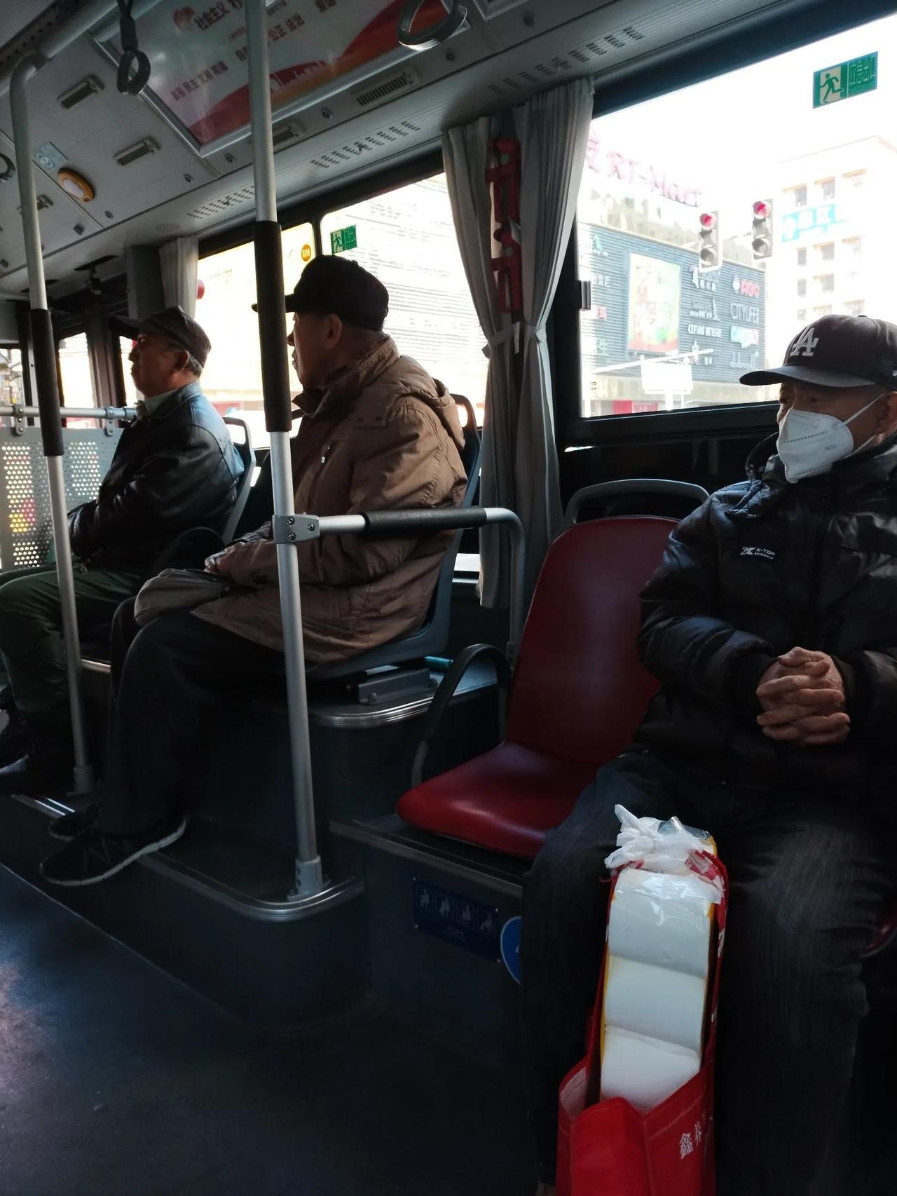 我现在坐公交车，自己不掏腰包，因为我有老年夕阳红卡。

我现在在家如果没事就出去