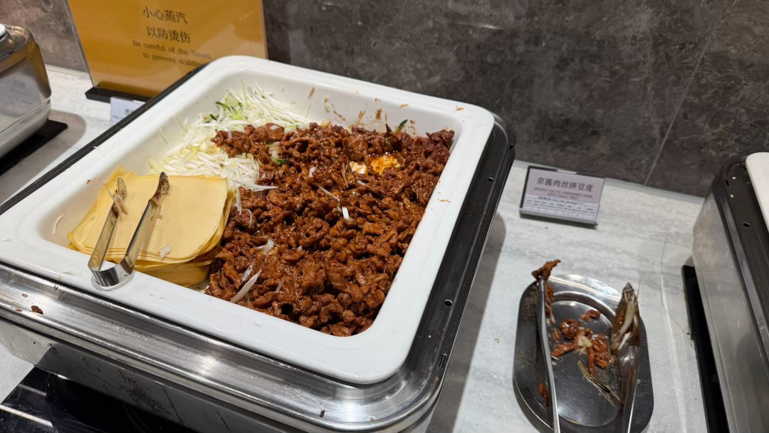 谁说杭州是美食荒漠🌵！我不同意！机场来个京酱肉丝+小馄饨，香迷糊了