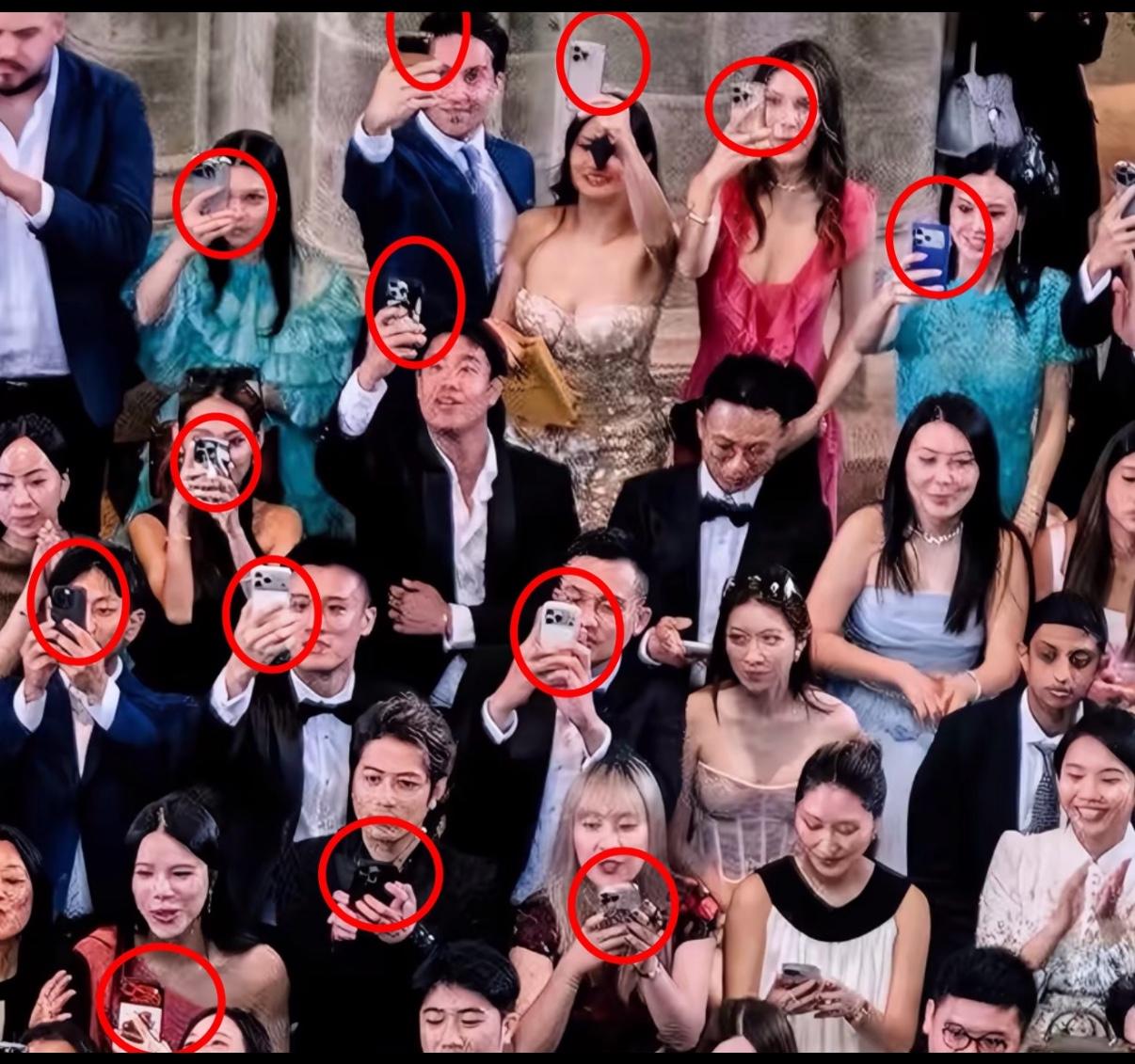 妈呀 奚梦瑶婚礼上的宾客几乎全都是苹果手机！ 只有何猷君的舅舅用的是咱们的三折叠
