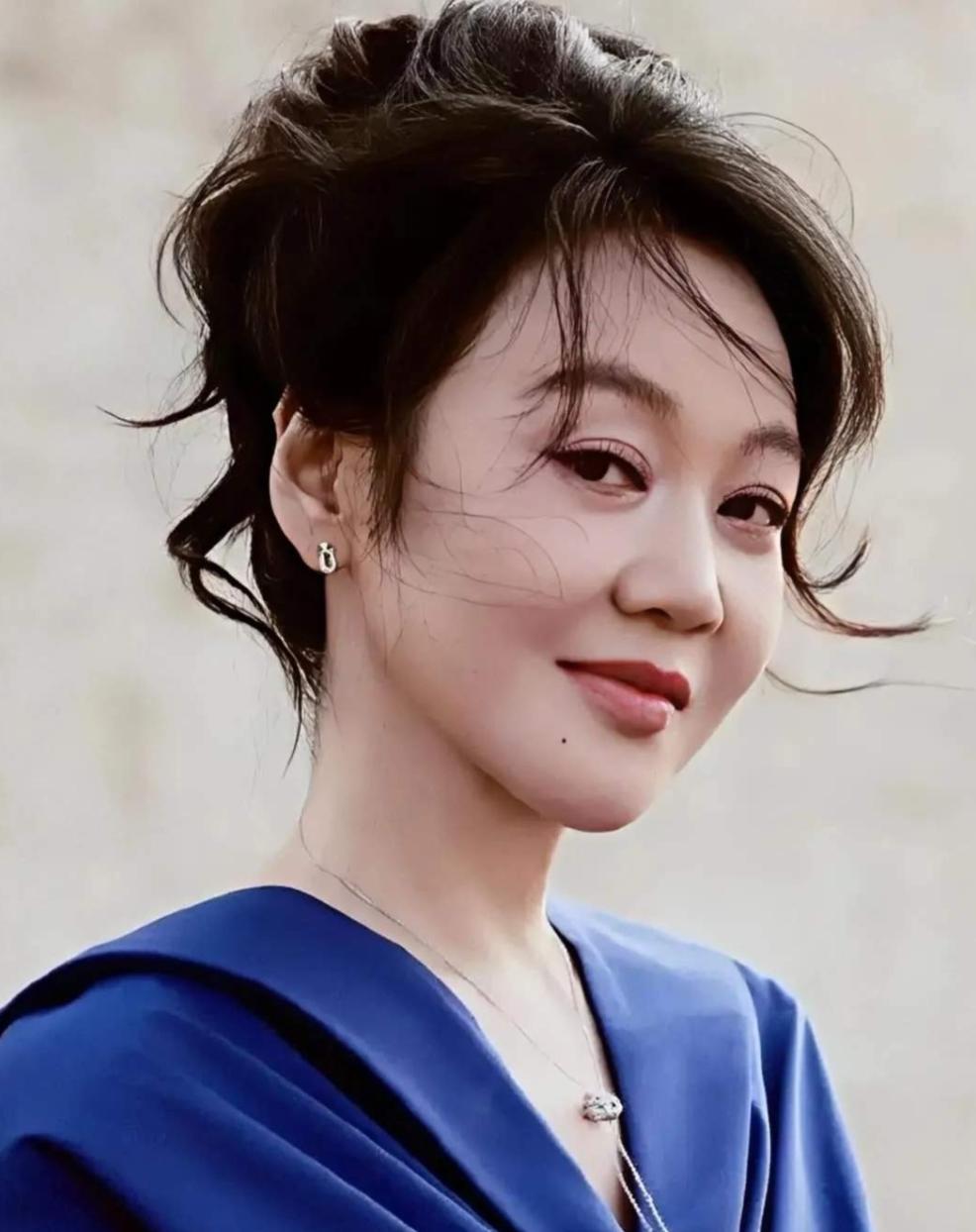 李静问闫妮:“你碰到前任会怎么样？”闫妮云淡风轻地说:“我碰到前任会打个掼蛋。”