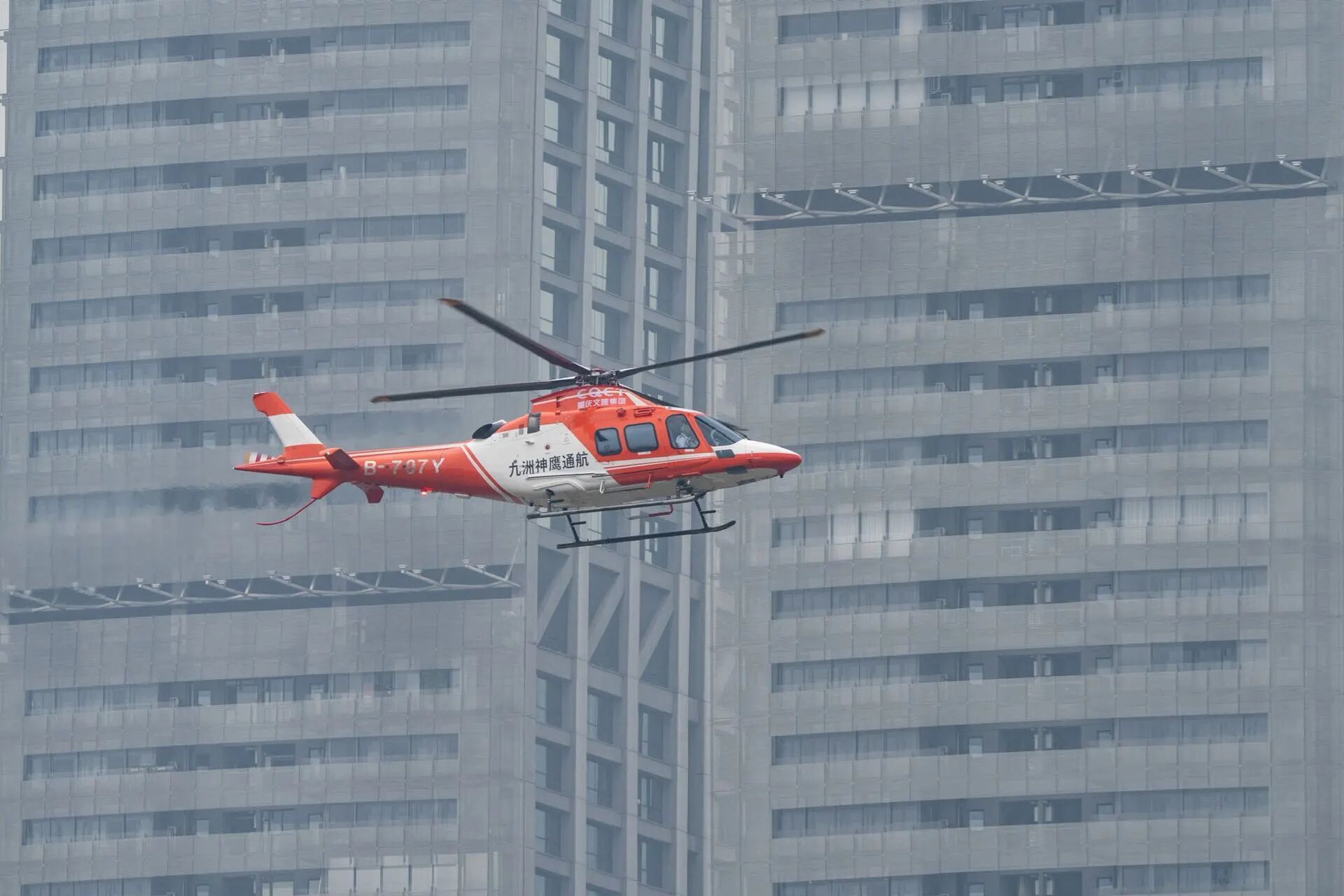 近日，重庆市两江四岸低空文旅航线验证试飞成功。本次验证试飞全面覆盖两江四岸区域城