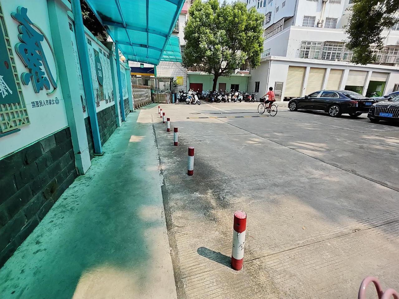 见过很多普通人的人生，熬了半生、拼了半生、努力了半生。
最后幡然醒悟一个扎心真相