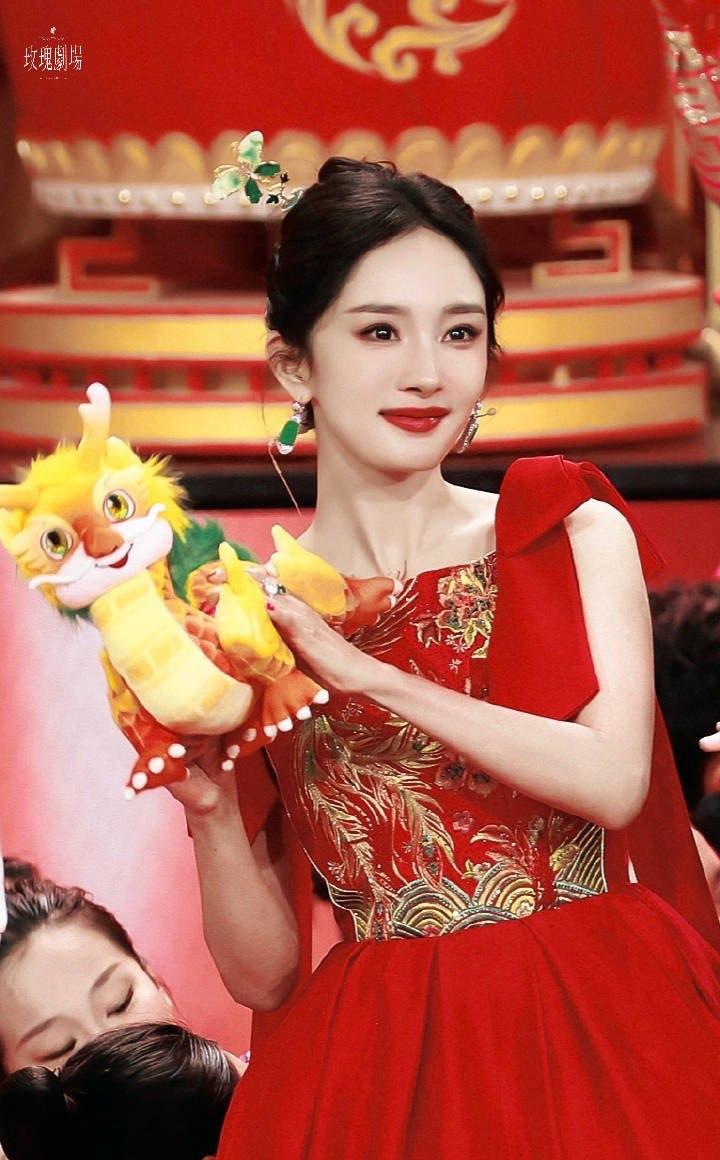 回顾一下春晚舞台的杨幂 ，简直是太美了[送心]