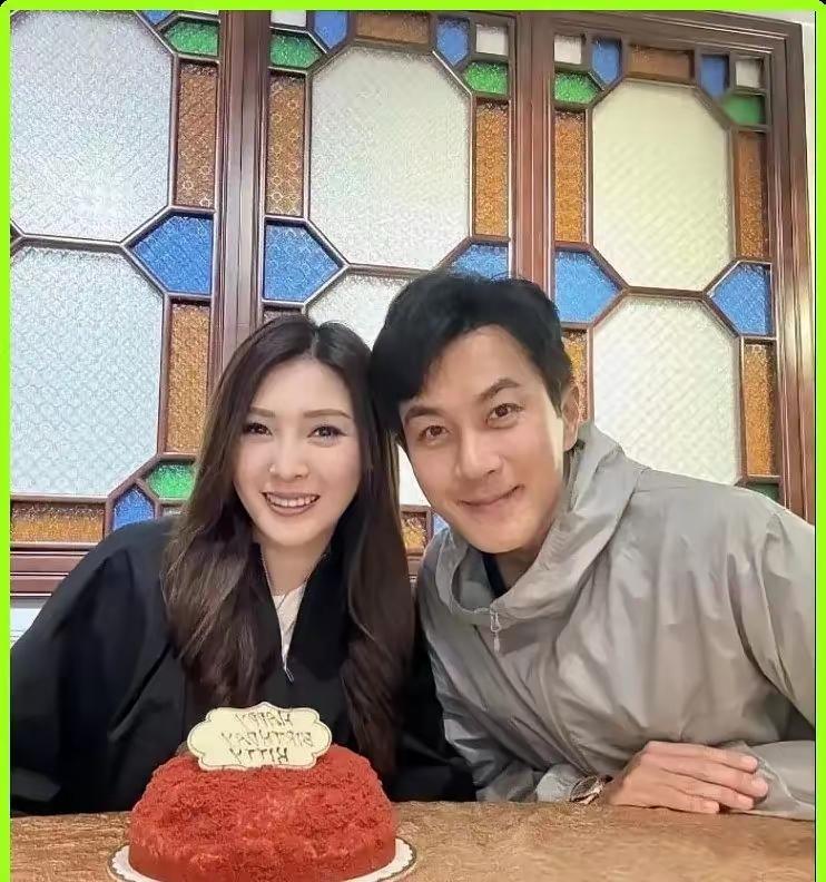51岁的刘恺威这状态保持的确实可以呀，刘恺威和友人一起庆祝生日，和她同龄的男生女