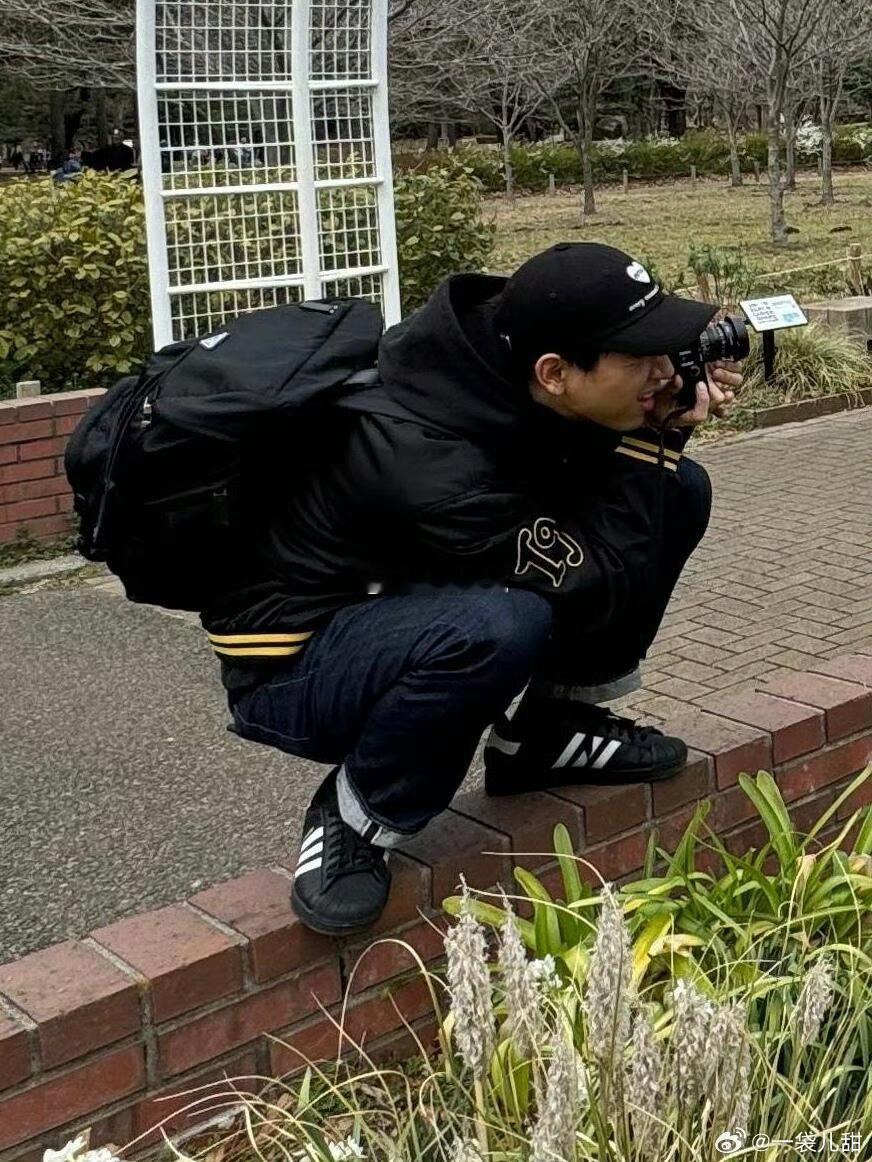李现内娱最会拍的男人 这称号真不是虚的！普通街角被他一拍，光影里都飘着故事——咖