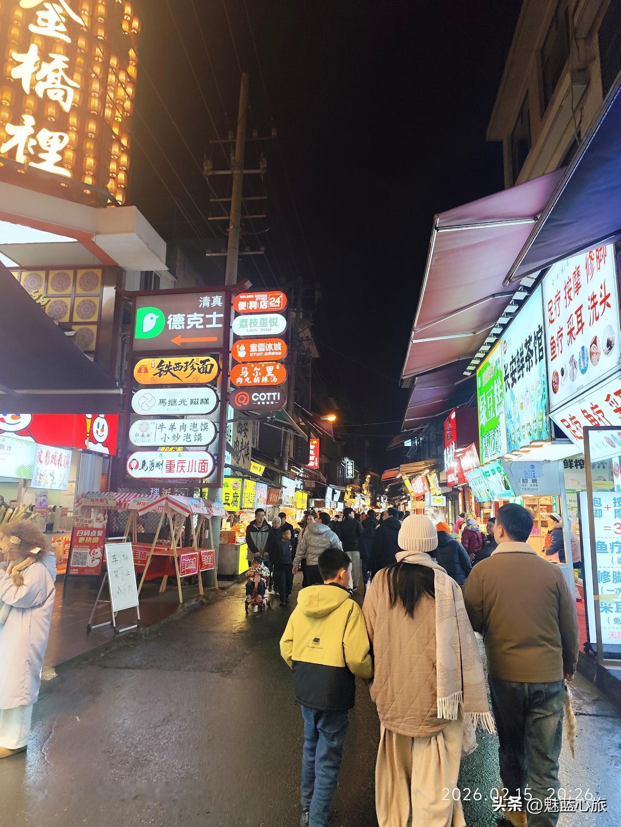 昨晚是除夕前一夜，没想到在西安回民街，依然是灯火辉煌，人来人往。
昨天踏着暮色走