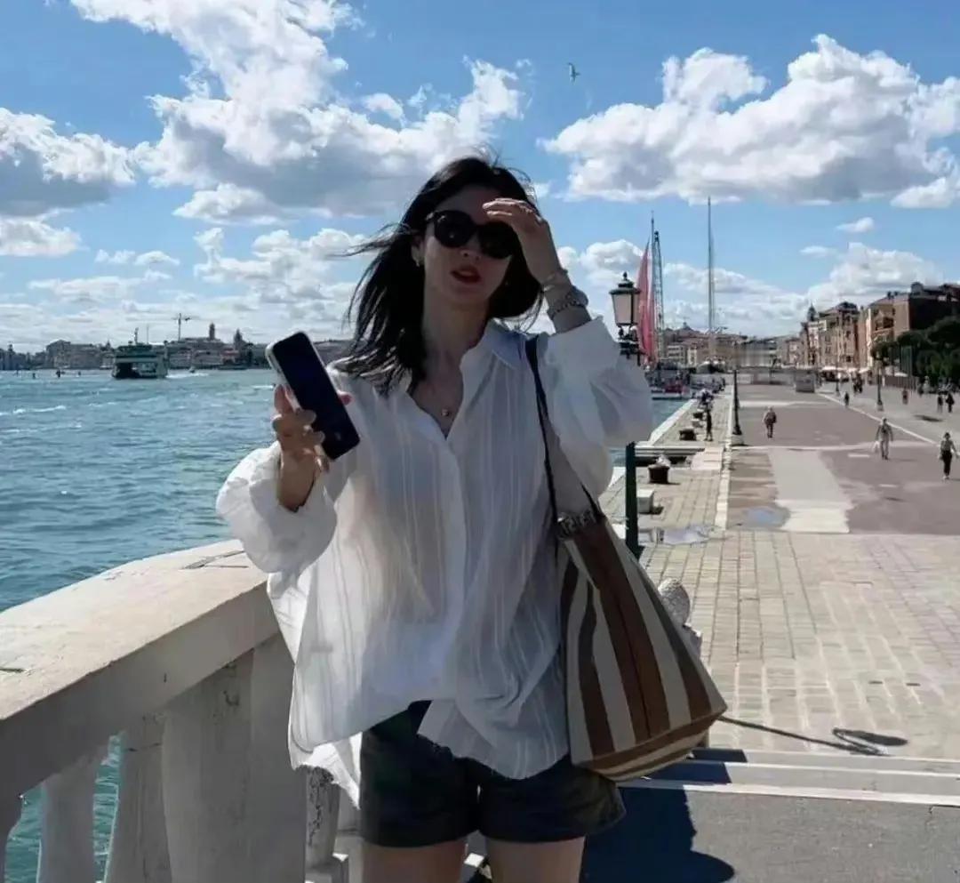 42岁宋慧乔晒威尼斯旅游照，还是白色穿搭出片啊！网友更是怒赞：乔妹现在有一种死了