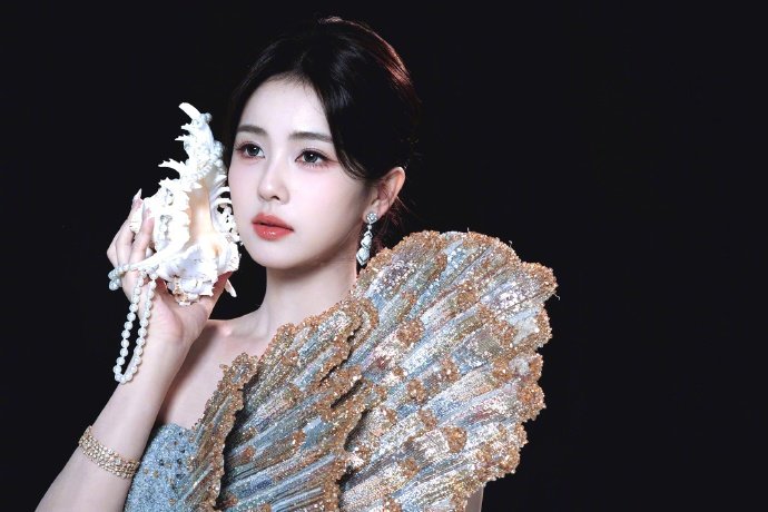 白鹿申请吃个夜宵白鹿不圆！白鹿很瘦！饿了就吃！白鹿夜宵吃炸鸡白鹿说自己不进组圆了