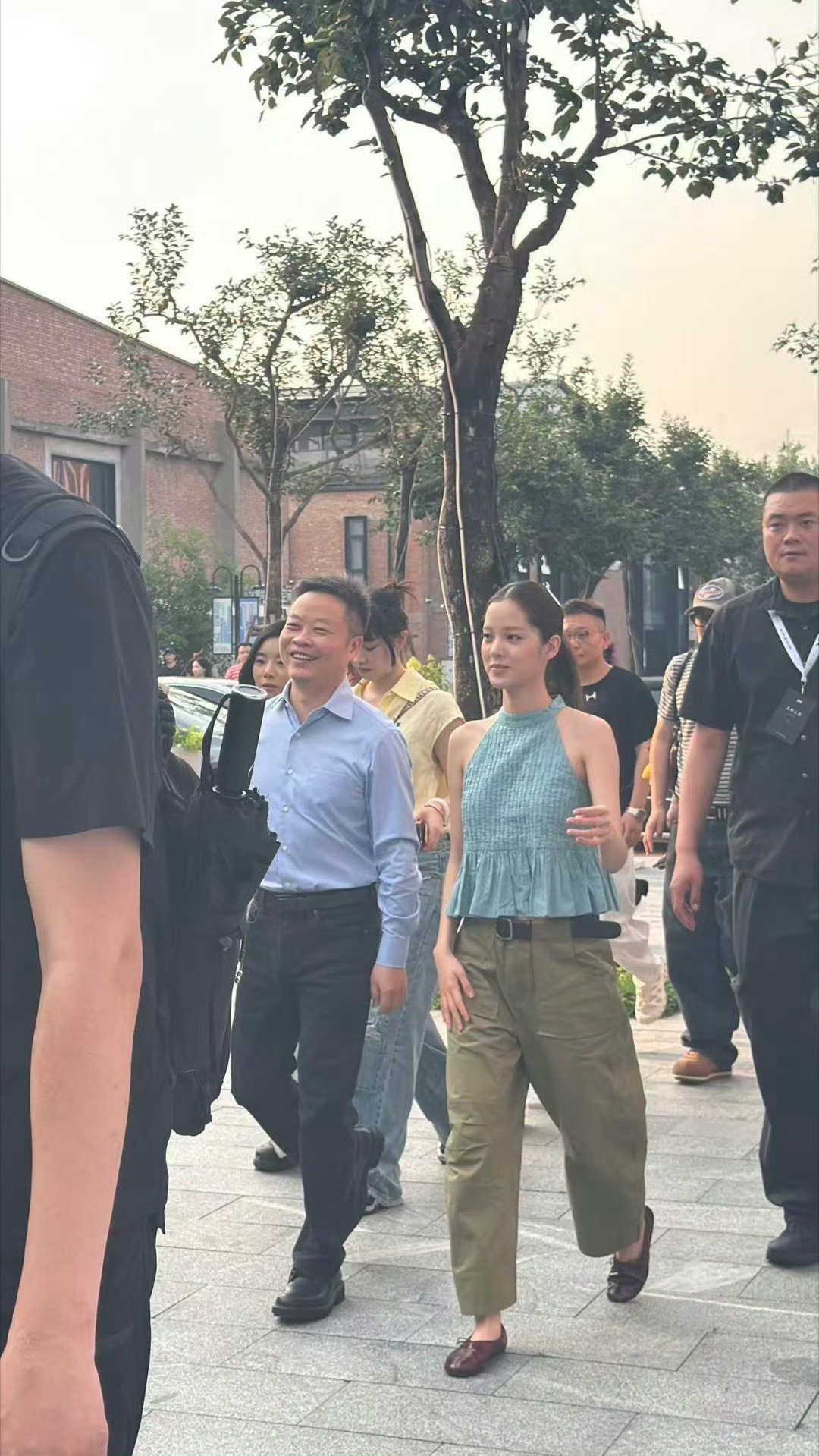 谁能扛得住老板级别的当众连环夸啊，娜娜当场腼腆到不好意思太真实了。不只是客套式夸