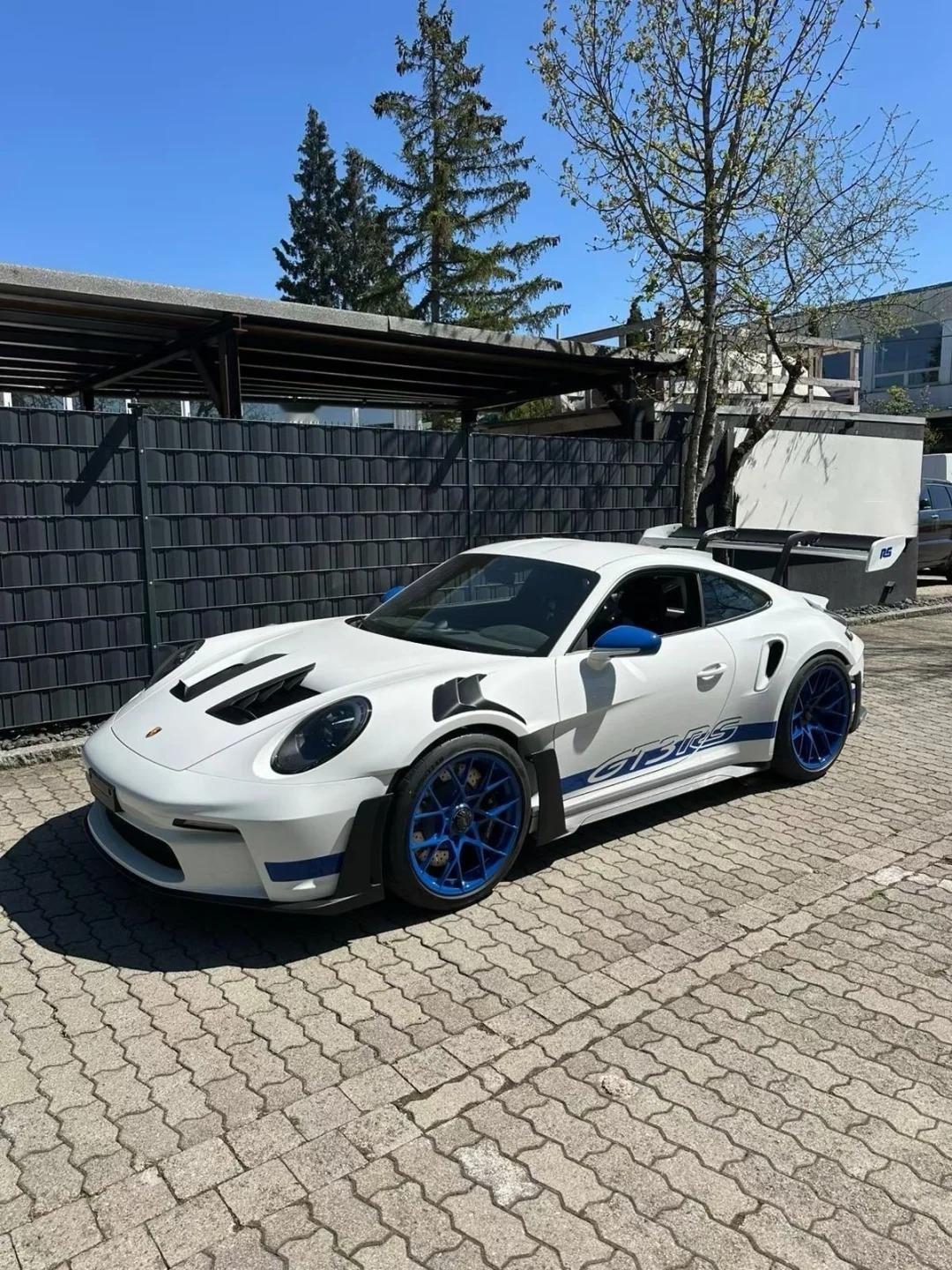 Porsche 911 GT3RS，这蓝色轮毂给到一个夯车的新衣