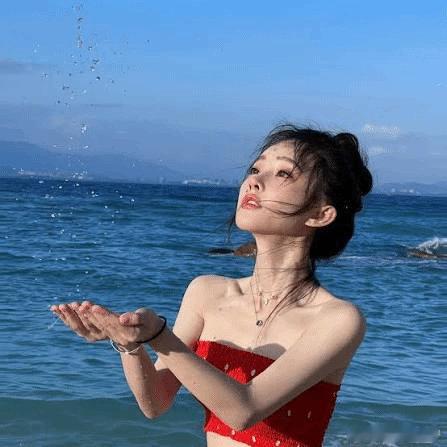 【冯提莫支持父母离婚引热议】冯提莫坦言当年主动劝说父母离婚 冯提莫在直播期间罕见