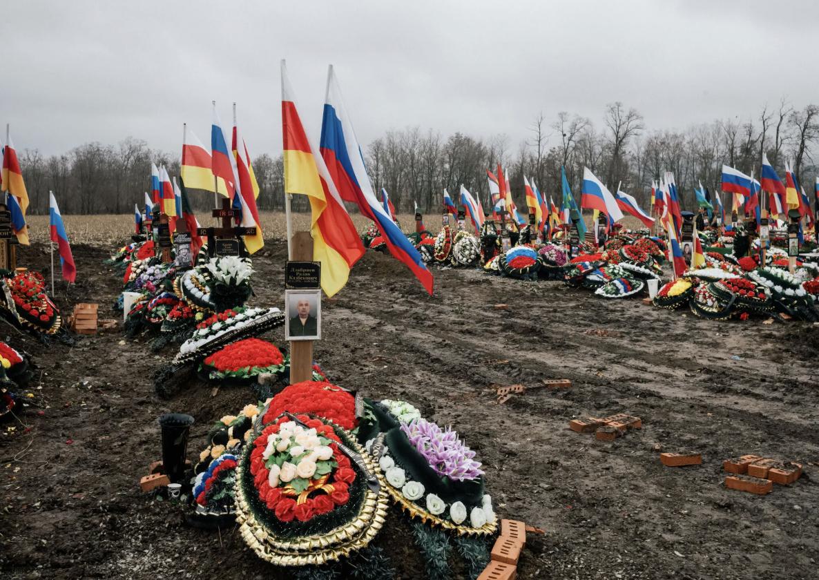 【媒体：俄乌双方阵亡士兵总数可能已达约50万人，俄士兵阵亡超35万人】

据流亡