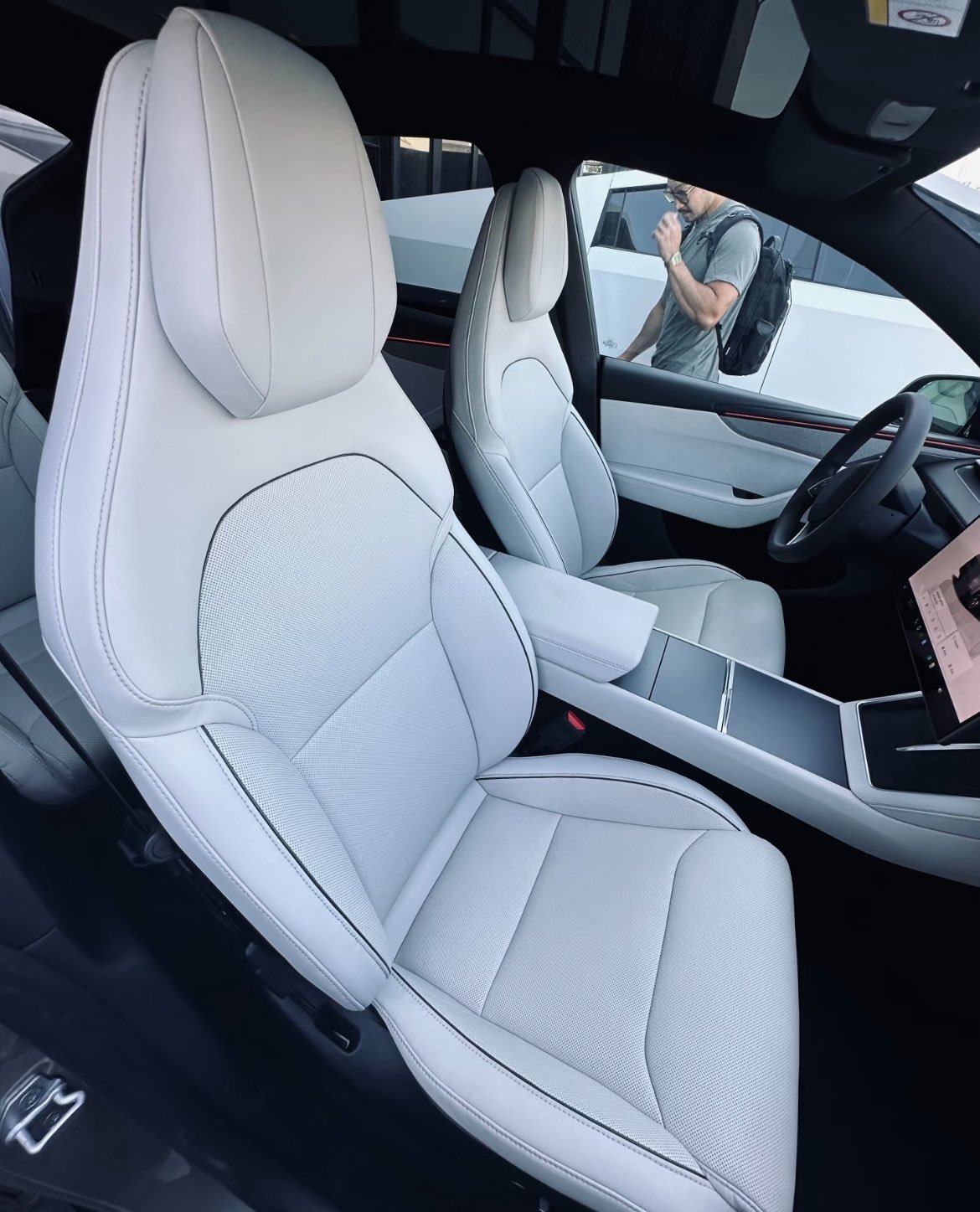 新款Model Y L的浅灰色内饰看起来不错，连中控扶手区都是浅色的。 ​​​