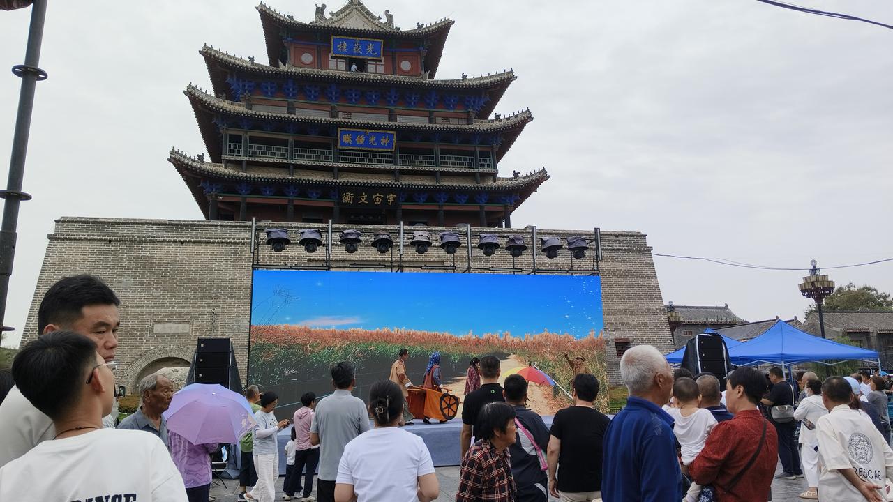 这是聊城东昌古城，画面中矗立着的是光岳楼，这座始建于明洪武七年（1374年）的古
