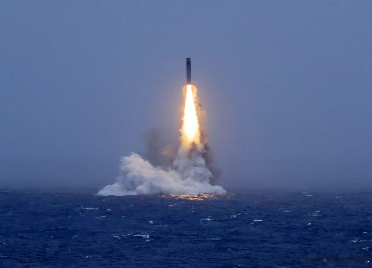 巨浪巨浪，不断的增长！中国海军成功组织潜射战略导弹试射