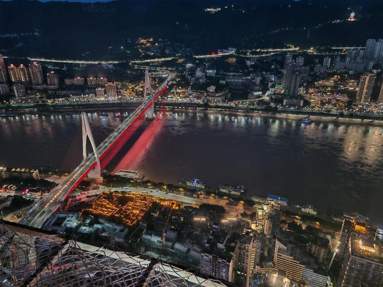 空中看看这美丽的山城夜景