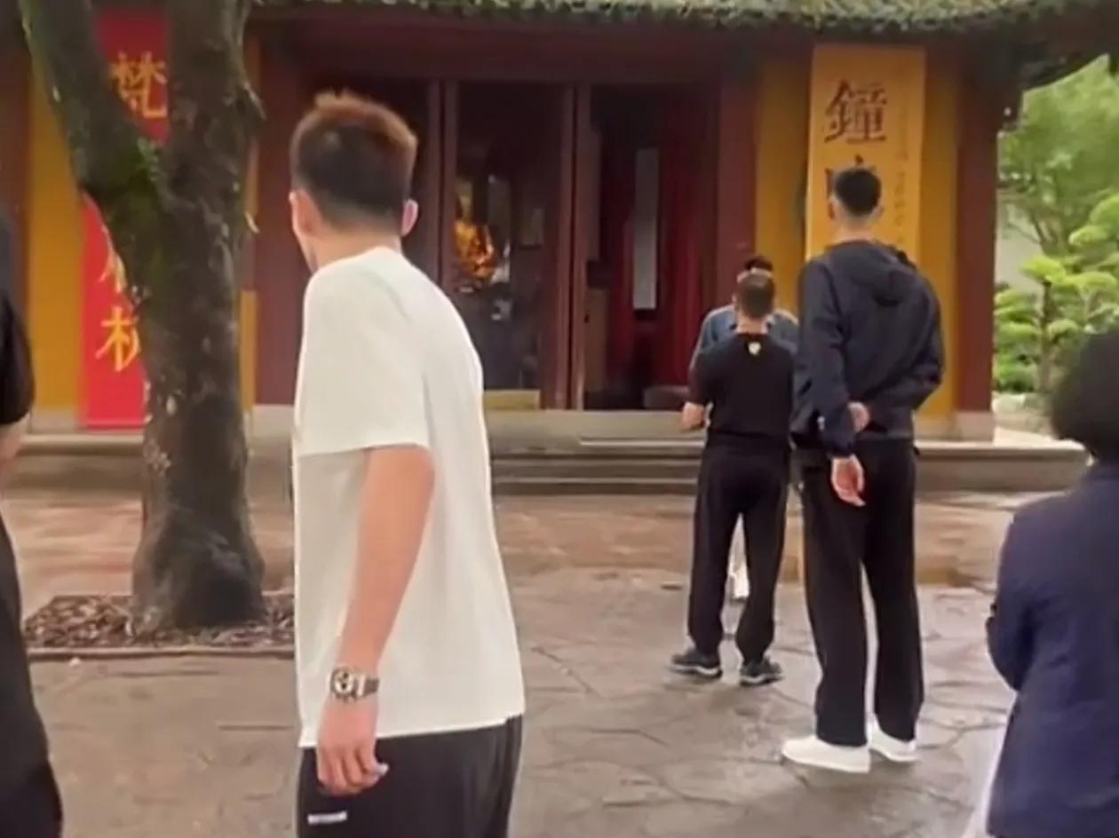 心想事成！浙江广厦男篮集体前往寺庙！

近日有网友在寺庙偶遇浙江广厦男篮球员，大