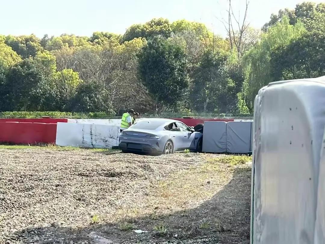 小米SU7赛道首撞！
事发地点是上海天马赛车场一号弯，事故原因是车速过快导致刹车
