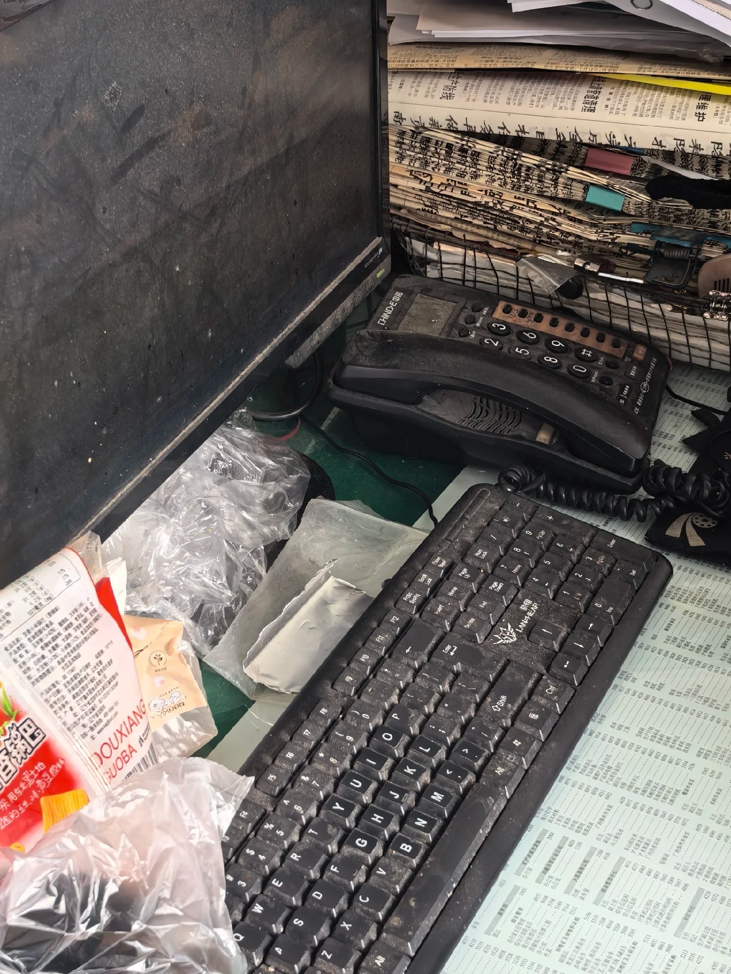 这是一个女同事的工位