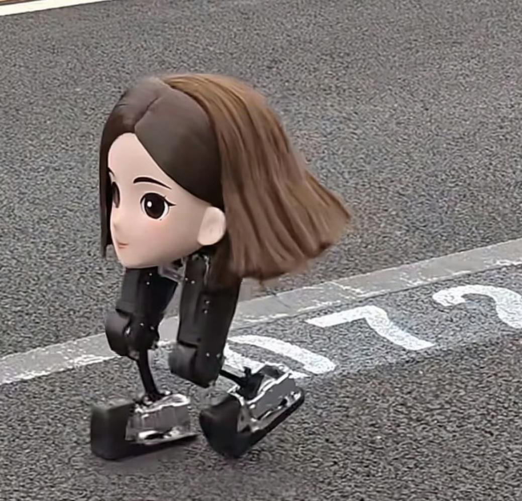 豆包变豆脚！机器人半马这波抽象整活笑疯全网
 
家人们谁懂啊！北京亦庄人形机器人