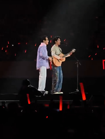 被成龙王力宏的朋友感动到泪目 王力宏演唱会上成龙突然现身，这波友情暴击太绝了！两