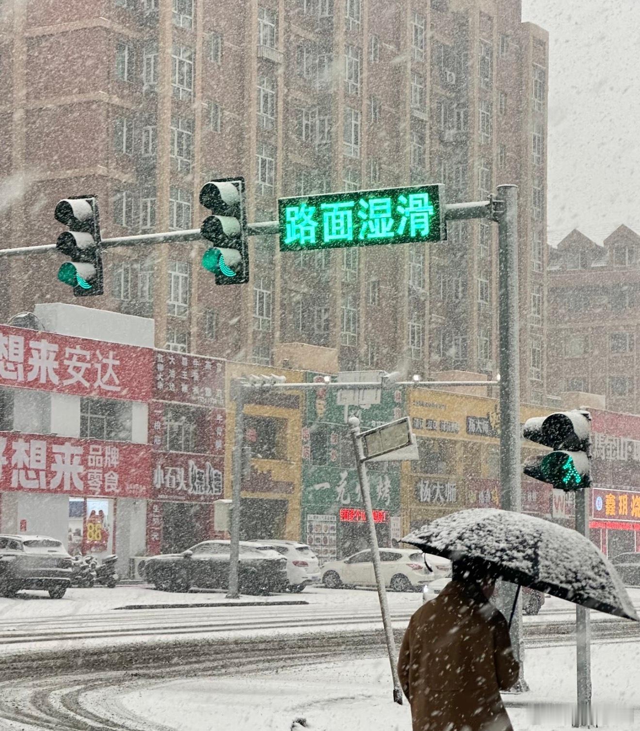 下雪十一期间漠河就下雪了今天哈尔滨也下了北京阴天降温秋天直接被略过了吗  ​​​