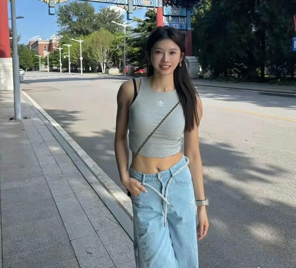 吴艳妮的精图与生图对比，意外颠覆了大众对运动员的刻板印象。镜头下，她除了胳膊略显