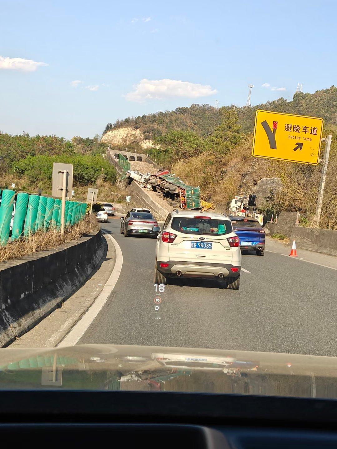 怎么会撞到了避险车道上？难道是白车停在避险车道下方，大货车刹不住？ 