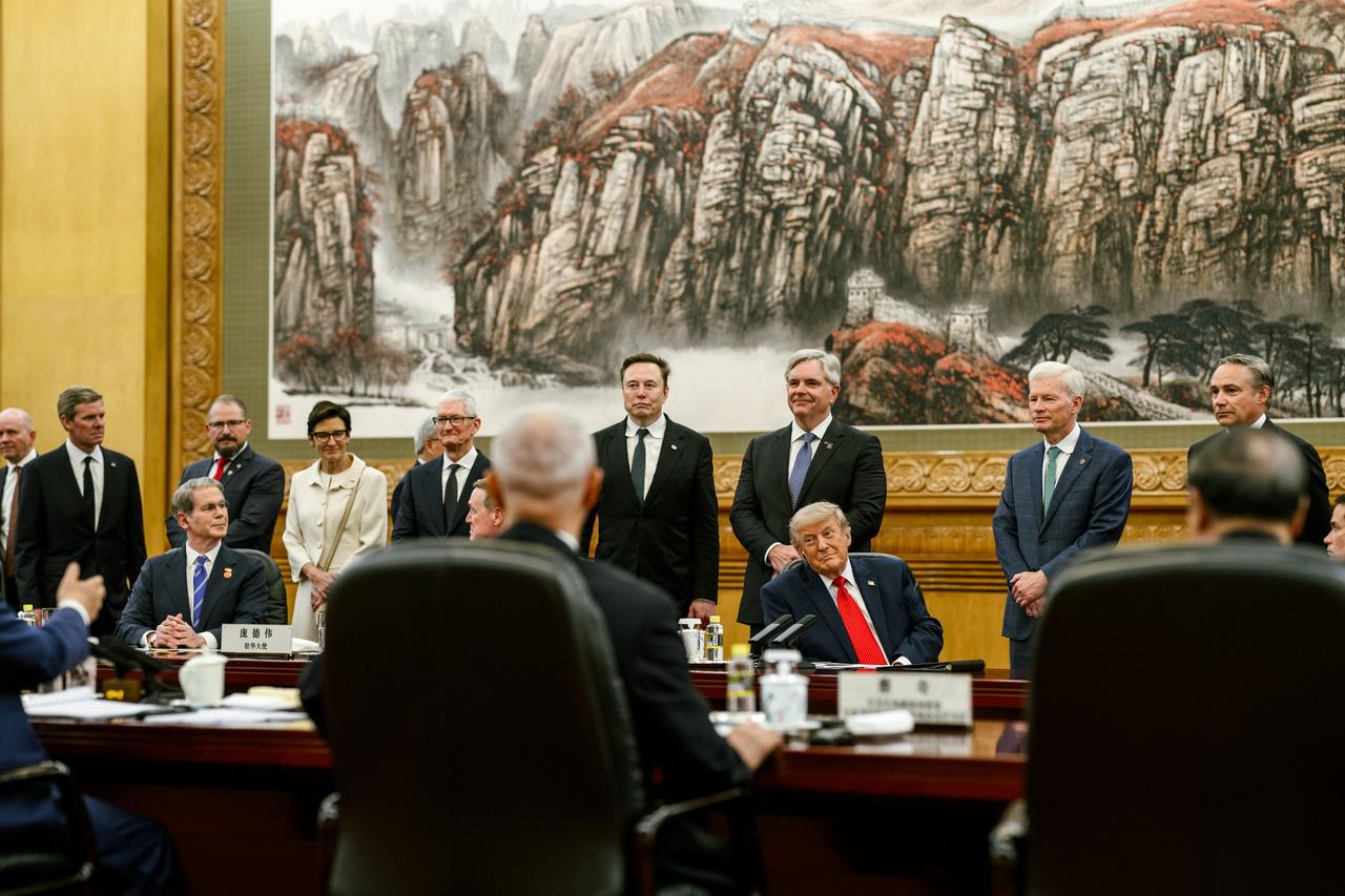 白宫发布现场照片，美国美国众多商业巨头进入会场，沟通很愉快。