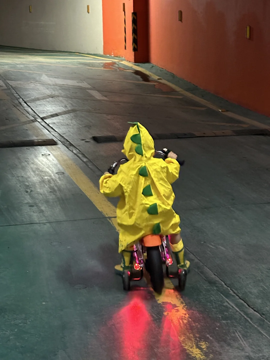 小孩哥：生活艰难，下雨天还要送外卖🌧️