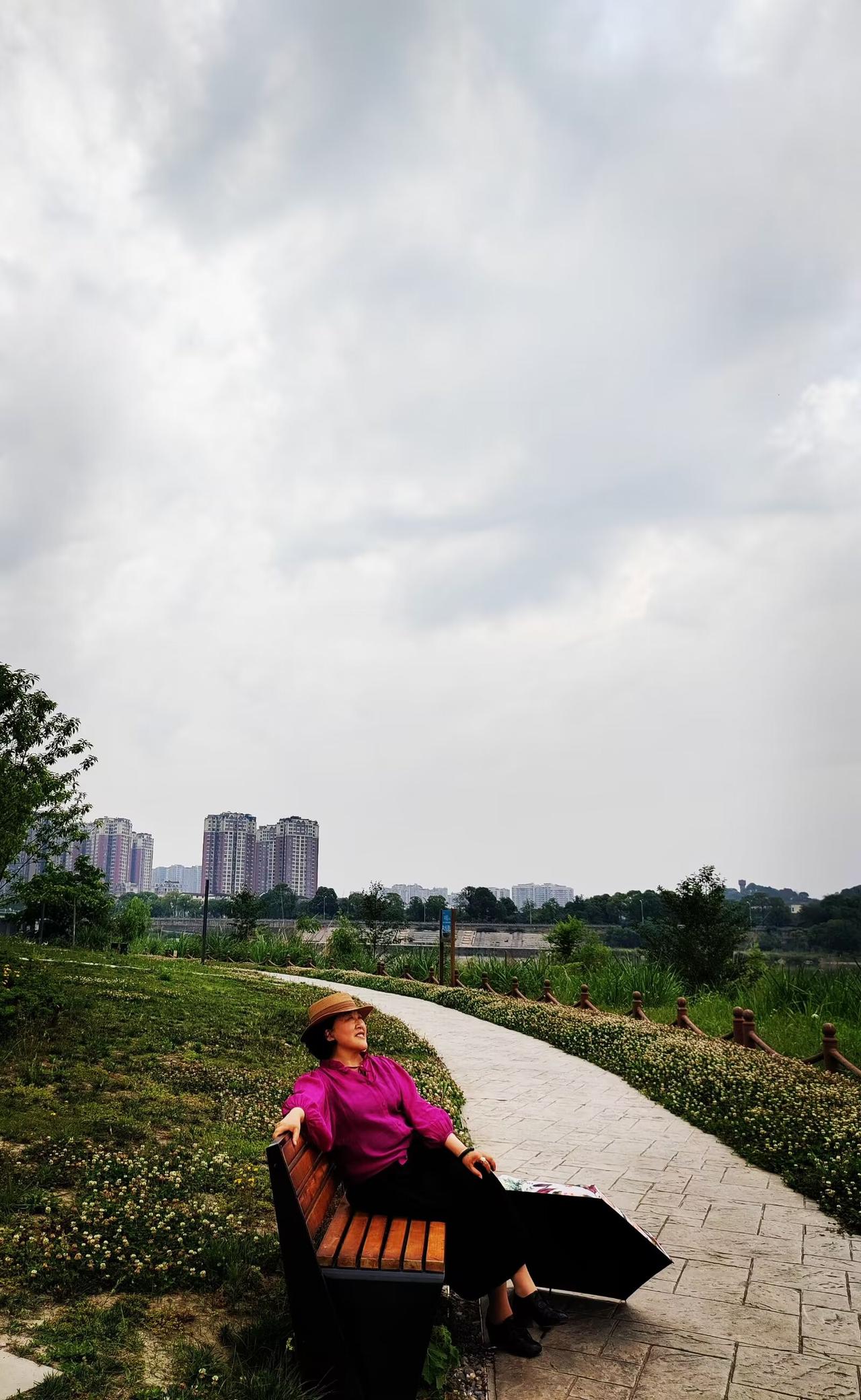 孩子长大了
不少女人出门赚钱去了
不管多苦多累的活儿
都争着去干
本意是想替男人