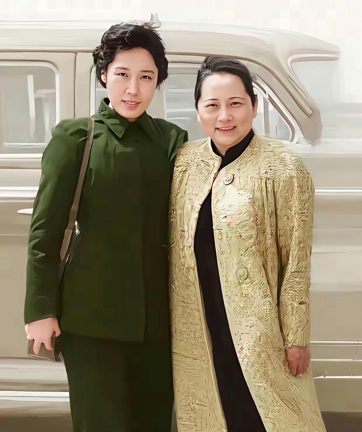 这是王光美与宋庆龄的真实合影，都看看吧，这是祖国的女中豪杰，她们知识渊博，才貌双