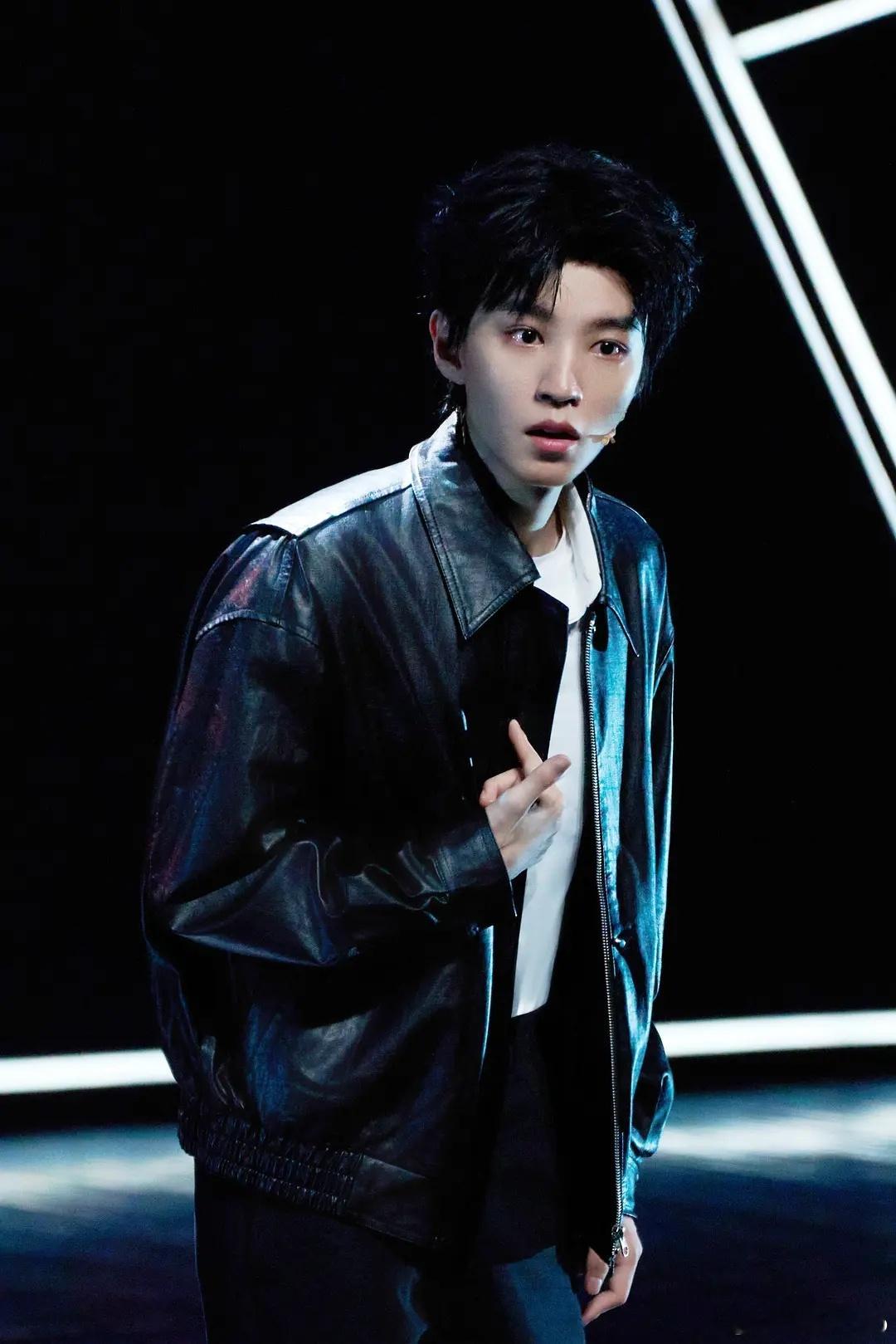 王俊凯话剧造型，偏执疯批书迷，爆炸头打劫🍑犯，搭车背包客，自述托马斯，真人秀托