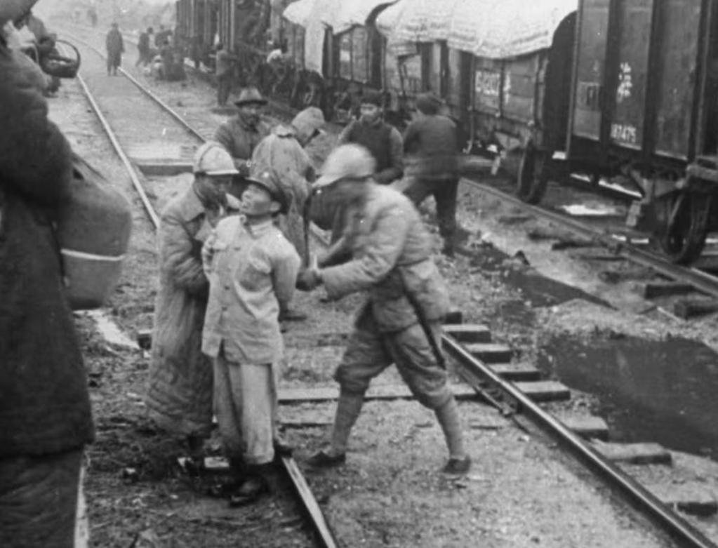 1948年，三大战役之淮海战役历史留影！ 
下图为兵败如山倒的国军正从京浦线败退