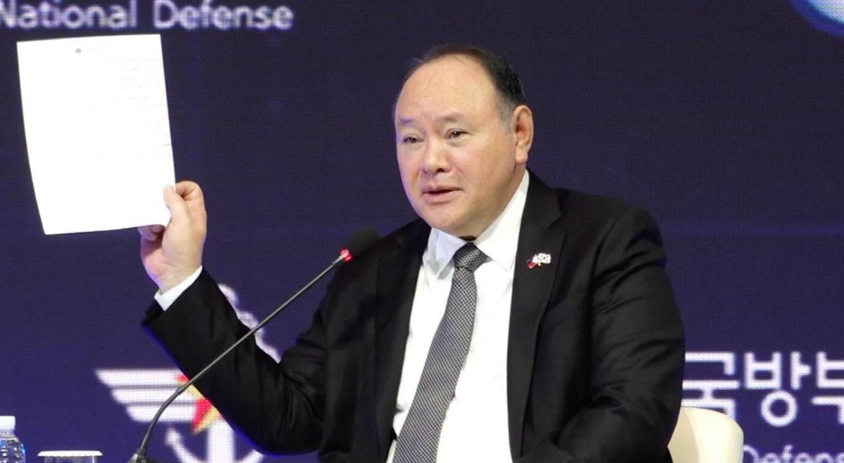 首尔安全对话会上，菲律宾防长特奥多罗正对着67国近千名代表大谈南海，一张纸条递了