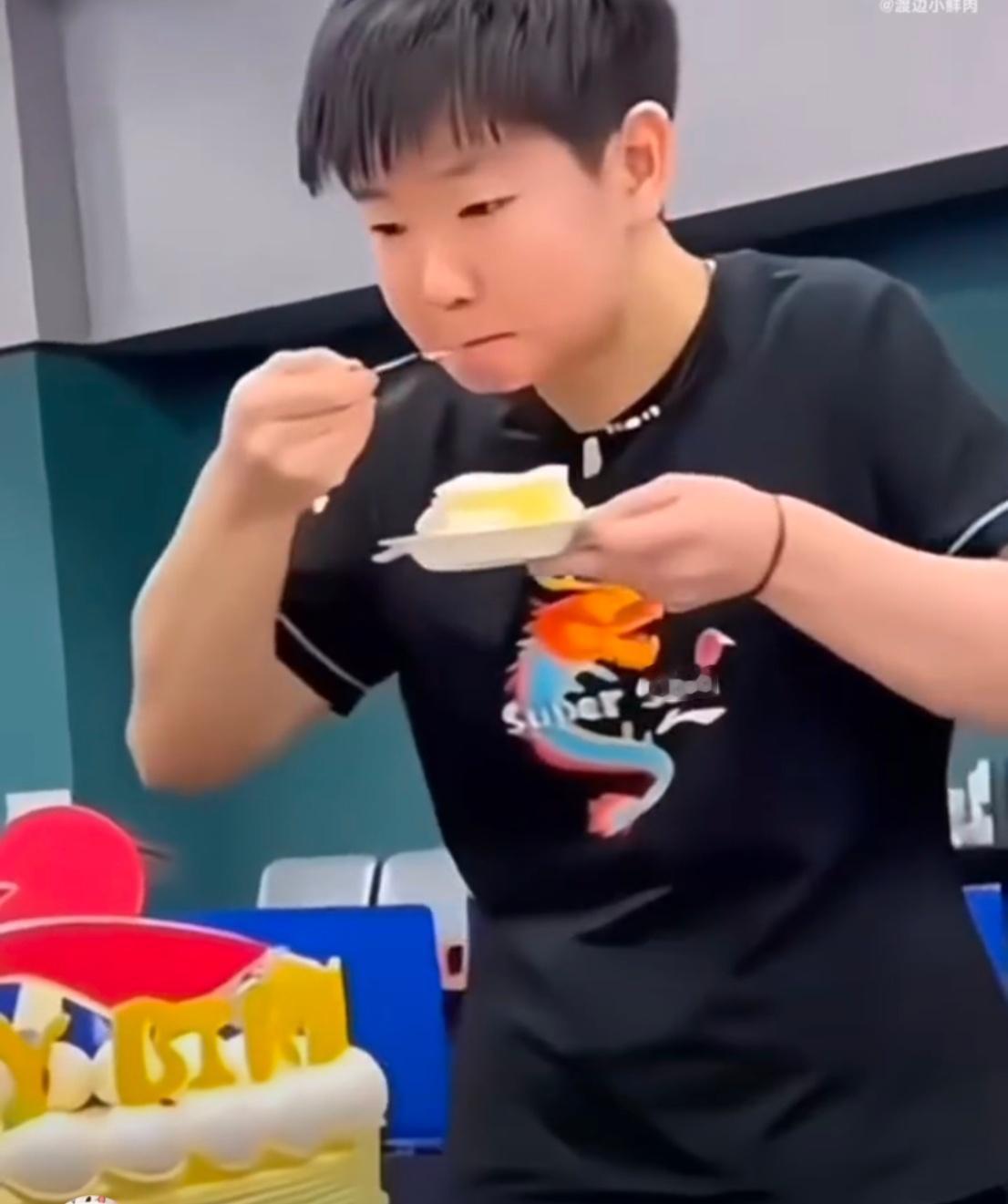 孙颖莎饭张力这一块突然发现，"饭张力"也是一种天赋。孙颖莎就有这种魔力，能把最平