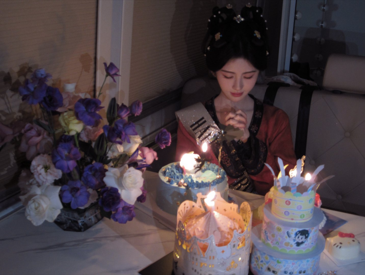 鞠婧祎剧组生日照32岁的第一天，是被《万花世界》剧组宠成“小福娃”的一天！大型布