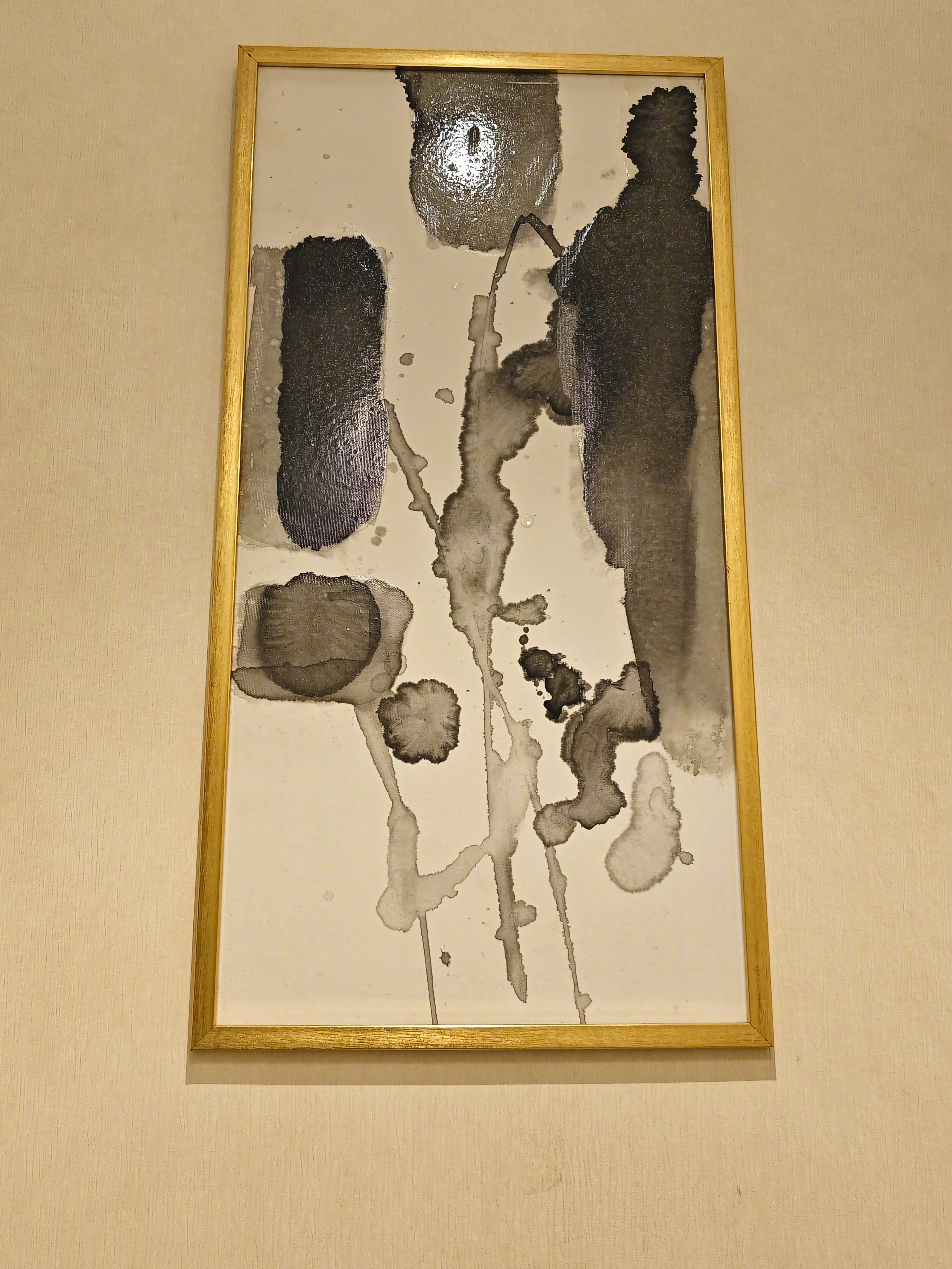 之前住的酒店，房间马桶后面有幅画，太抽象了，看不懂。大家能看懂吗？ 