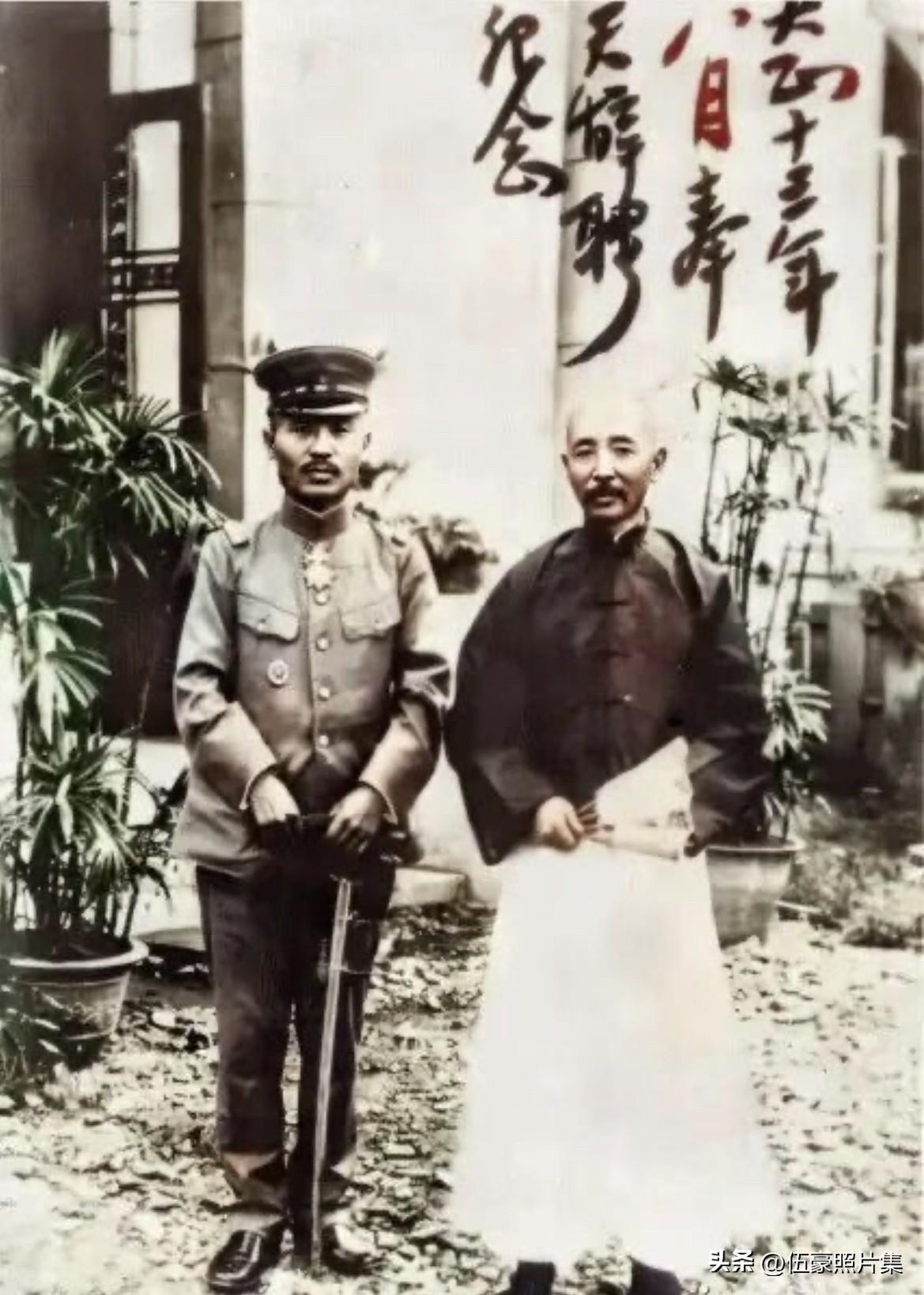 1924年8月，张作霖与日本军事顾问本庄繁在奉天花园的合影，照片右上角题有“大正